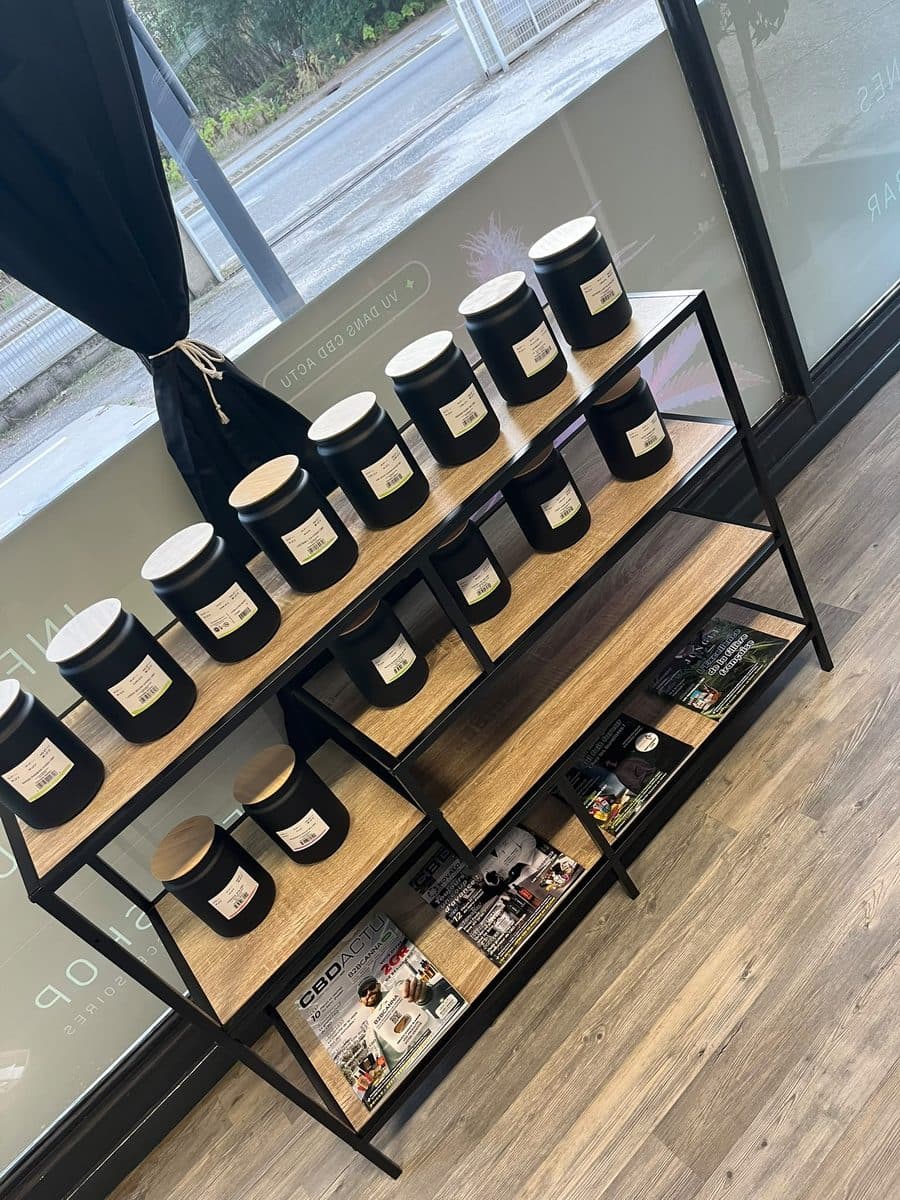 Les bocaux de fleurs sur l'étagère en bois de la boutique Loup'thentique